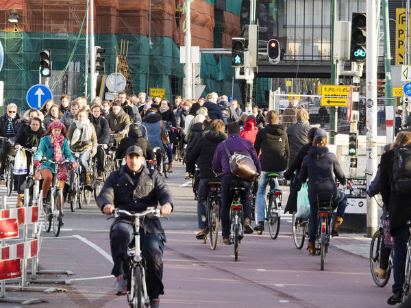 Fietser op een druk fietspad in de stad